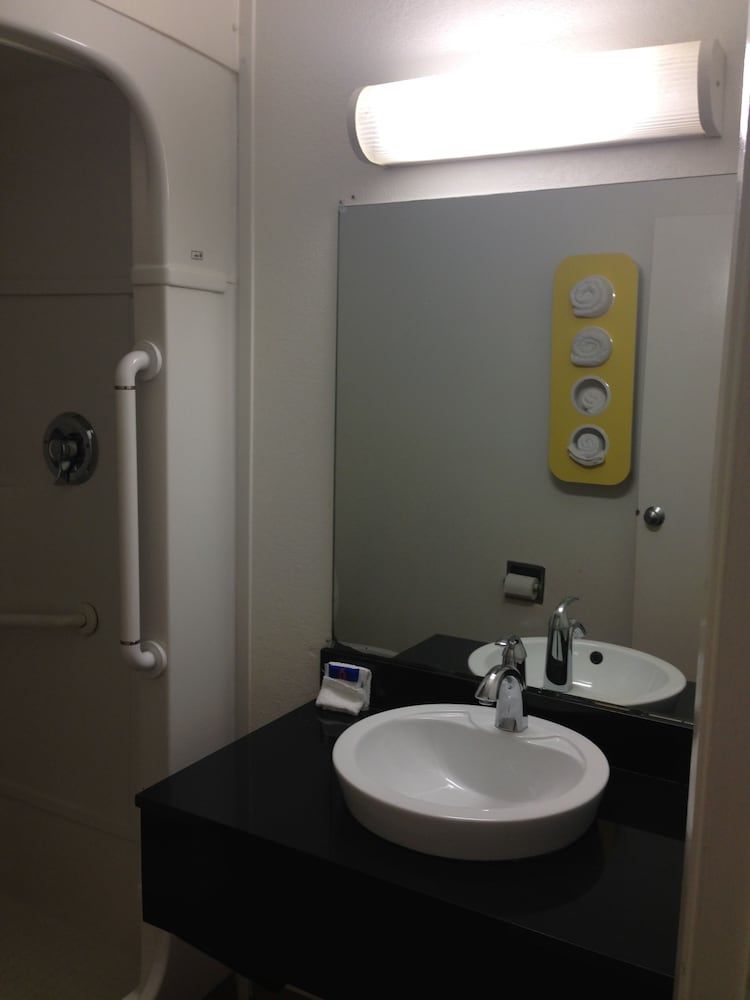 Motel 6 Bessemer, AL - Birmingham Standard Room, 1 Queen Bed, Smoking 15