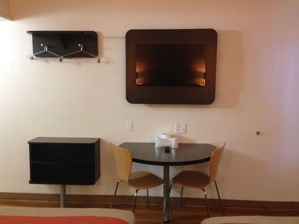 Motel 6 Bessemer, AL - Birmingham Standard Room, 1 Queen Bed, Smoking 24