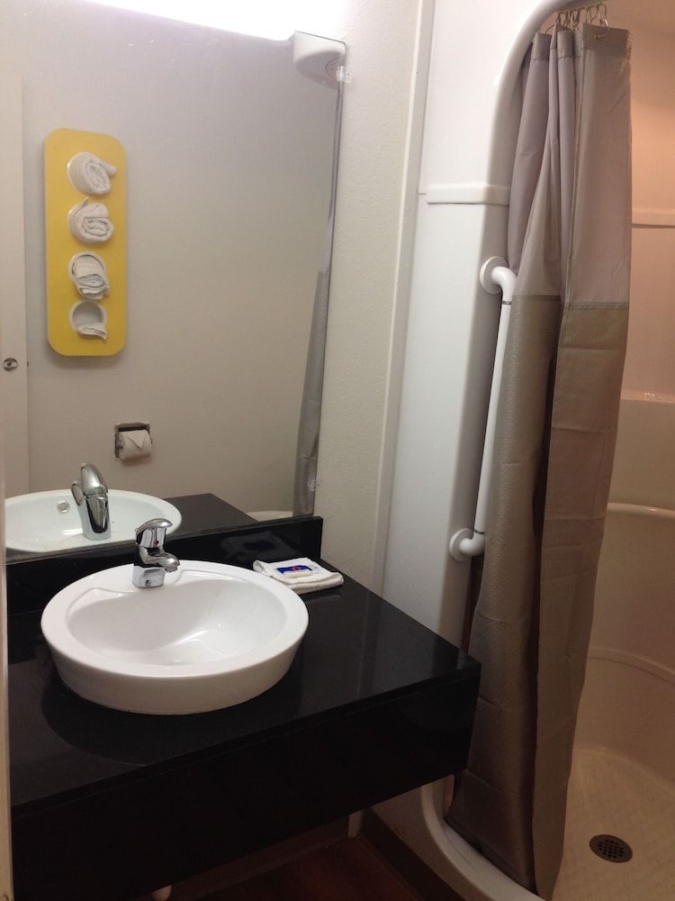 Motel 6 Bessemer, AL - Birmingham Standard Room, 1 Queen Bed, Accessible, Smoking 7