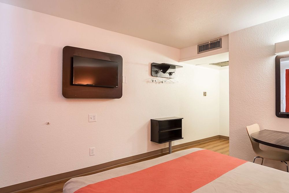 Motel 6 Bessemer, AL - Birmingham Standard Room, 1 Queen Bed, Smoking 22