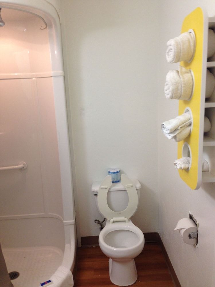 Motel 6 Bessemer, AL - Birmingham Standard Room, 1 Queen Bed, Smoking 14