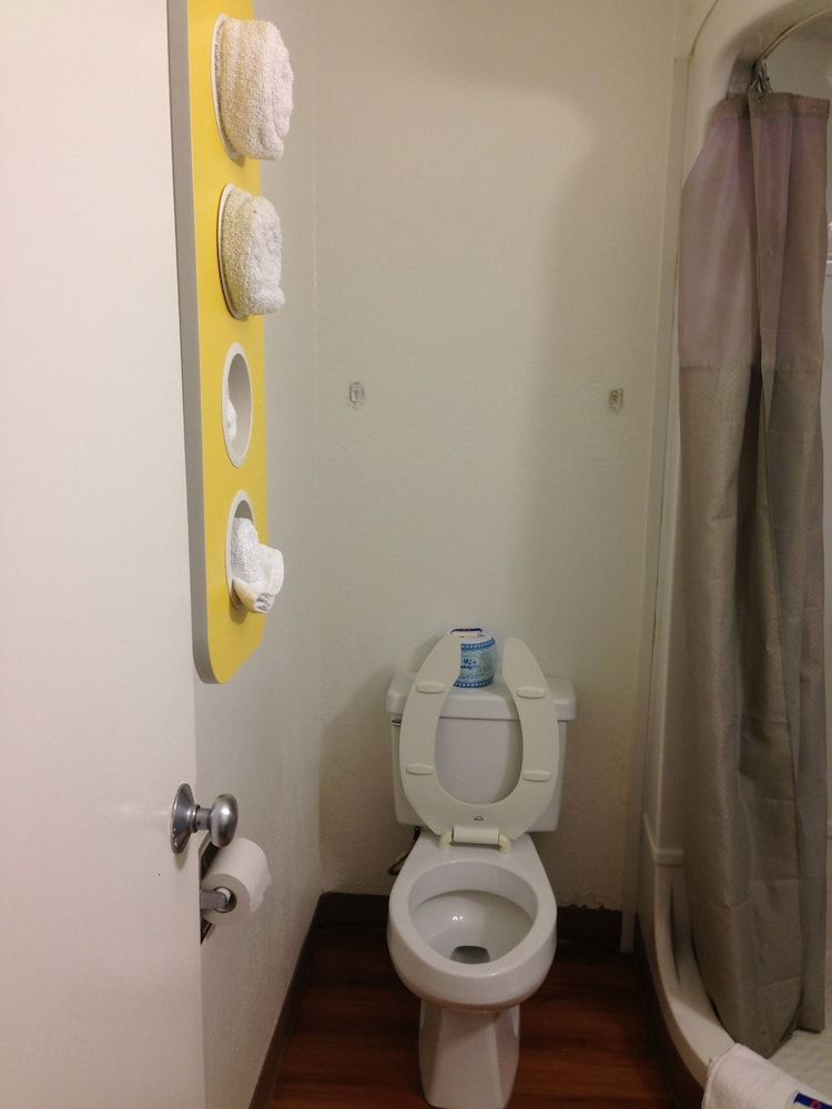 Motel 6 Bessemer, AL - Birmingham Standard Room, 1 Queen Bed, Smoking 10