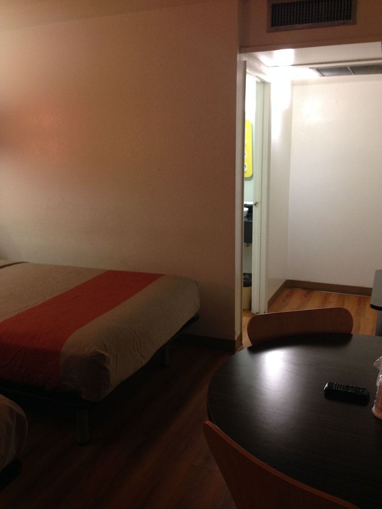 Motel 6 Bessemer, AL - Birmingham Standard Room, 1 Queen Bed, Smoking 20