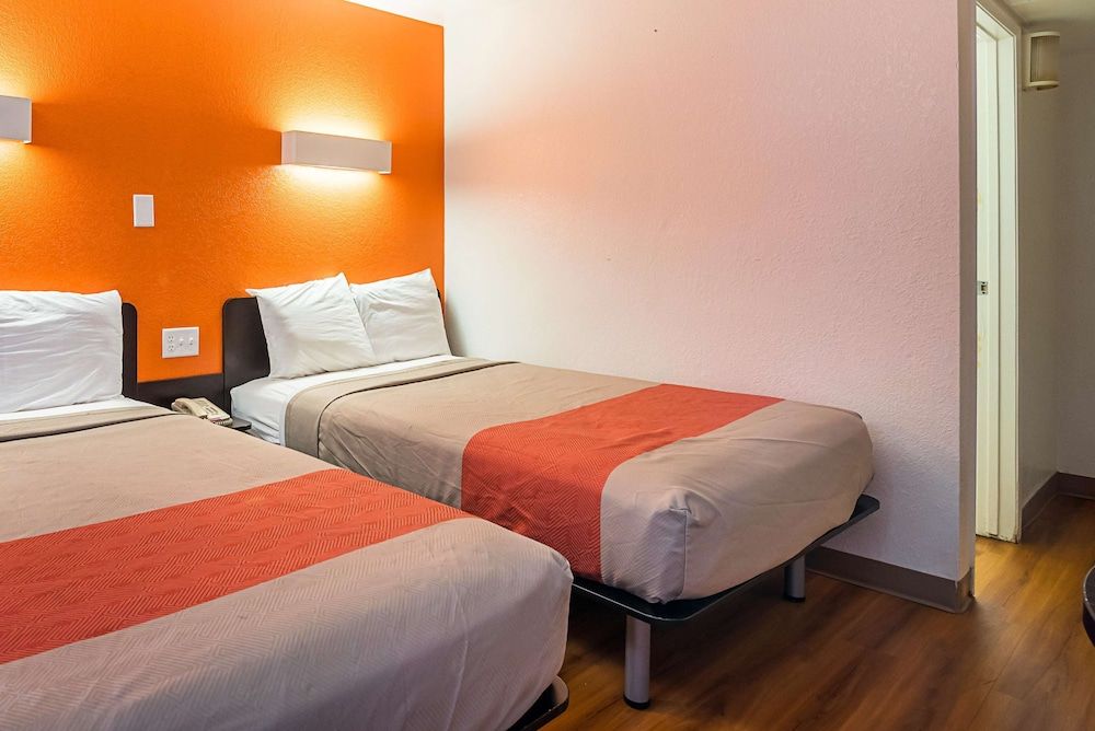 Motel 6 Bessemer, AL - Birmingham Standard Room, 2 Double Beds, Non Smoking 3