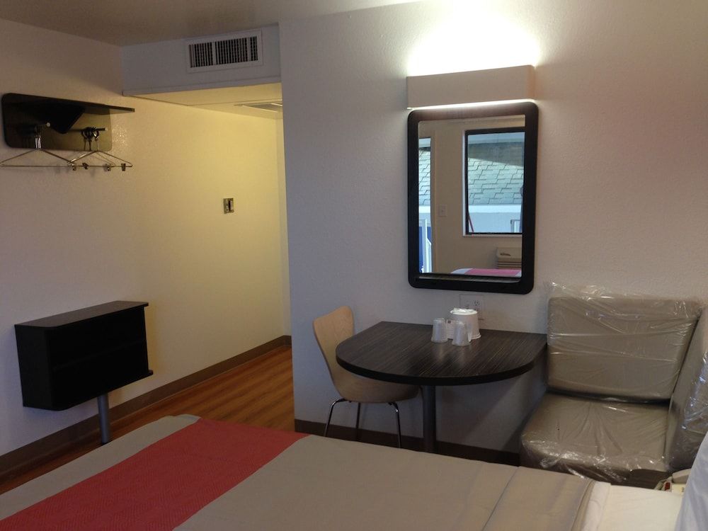 Motel 6 Bessemer, AL - Birmingham Standard Room, 1 Queen Bed, Smoking 21