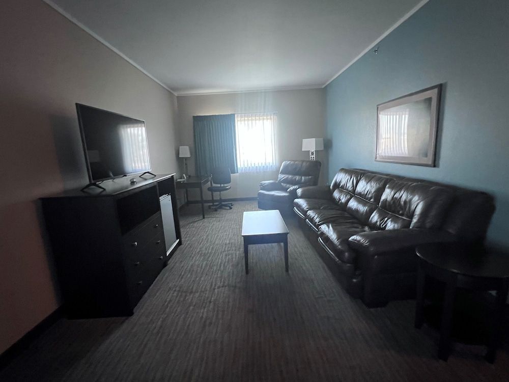 Cobblestone Inn & Suites – Fort Dodge Studio Suite, 1 King Bed, Non Smoking 3