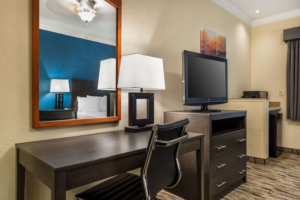 Best Western Dinosaur Valley Inn & Suites Standard Room, 2 Queen Beds, Non Smoking, Refrigerator & Microwave 4