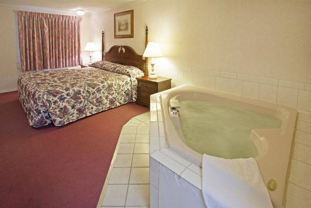 Suite, 1 King Bed, Non Smoking, Jetted Tub