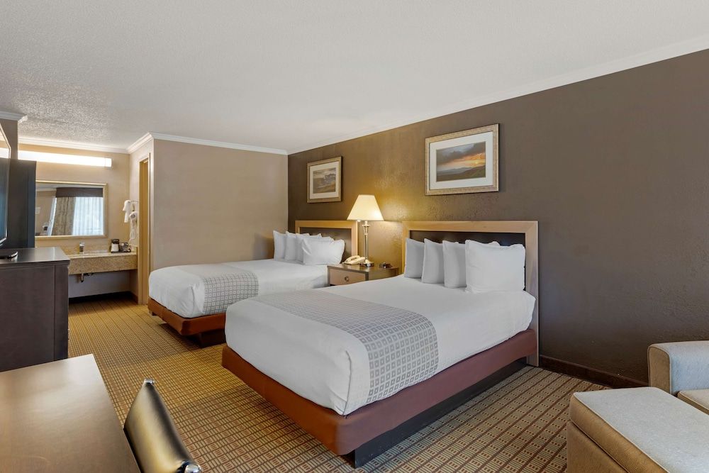 Best Western Smoky Mountain Inn Standard Room, 2 Queen Beds, Non Smoking, Refrigerator & Microwave 2