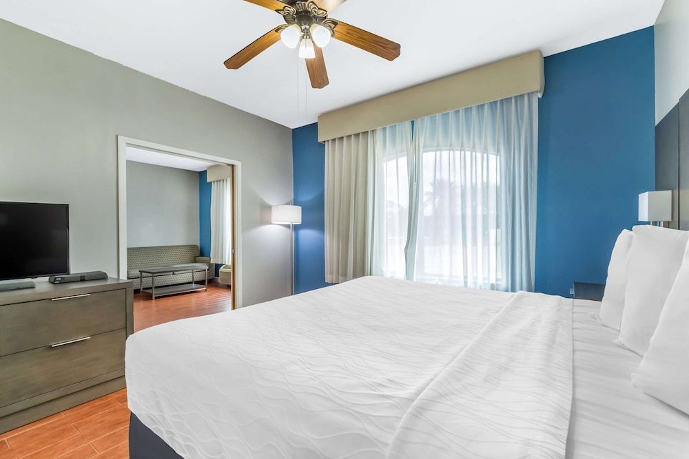 Suite, 2 Bedrooms, Non Smoking, Refrigerator & Microwave