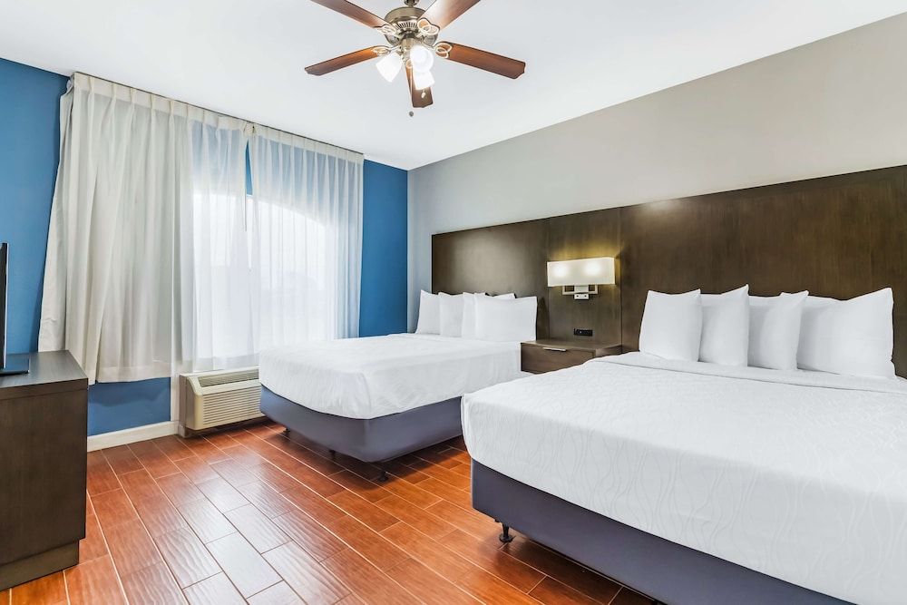 Suite, 1 King Bed, Accessible, Bathtub