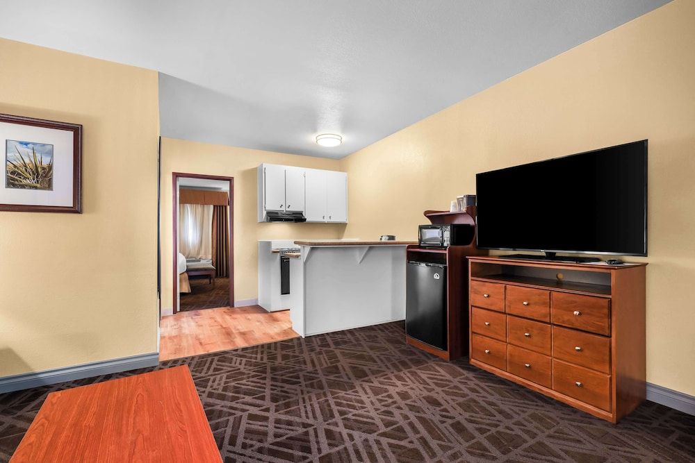 Suite, 1 King Bed, Non Smoking, Kitchenette