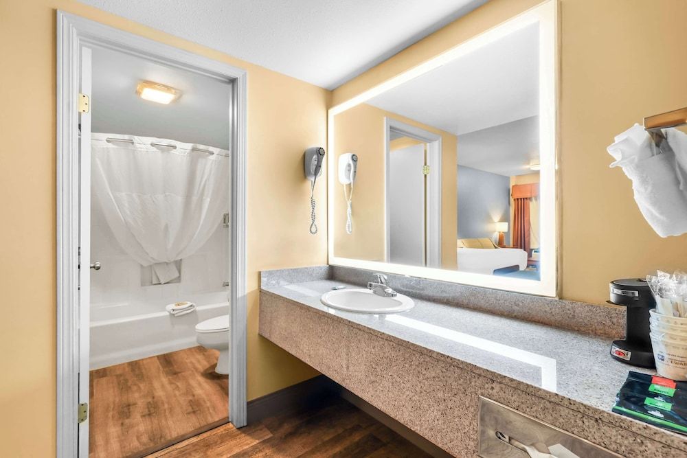 Standard Room, 1 Queen Bed, Non Smoking, Refrigerator & Microwave