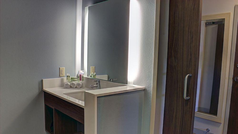 Basic Suite, 1 King Bed, Accessible
