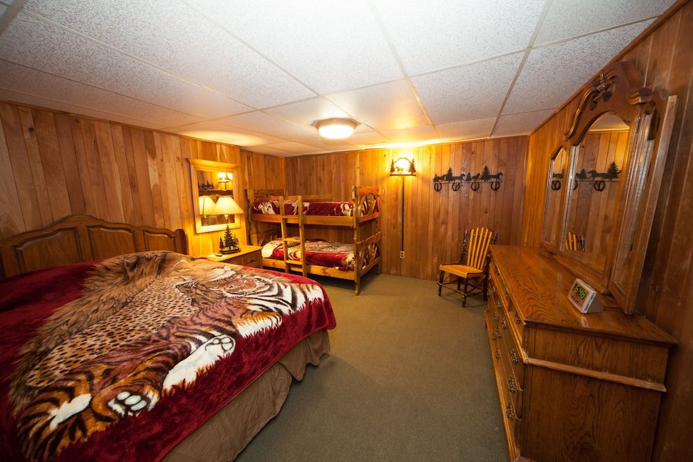 Log Cabin Lodge & Suites Family Suite, 3 Bedrooms, Non Smoking, Hot Tub 2