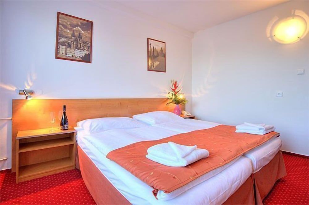 Hotel Globus Twin Room 3