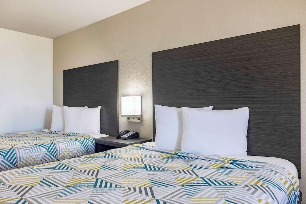 Motel 6 Lake Charles, LA Standard Room, 2 Queen Beds, Non Smoking 2