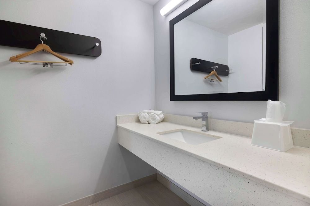 Motel 6 Lake Charles, LA Standard Room, 2 Queen Beds, Non Smoking 8