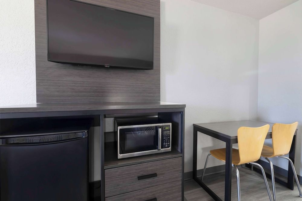 Motel 6 Lake Charles, LA Standard Room, 2 Queen Beds, Non Smoking 10