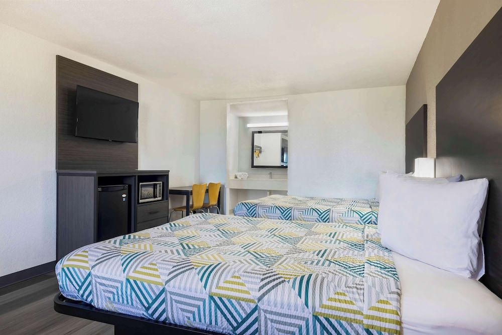 Motel 6 Lake Charles, LA Standard Room, 2 Queen Beds, Non Smoking