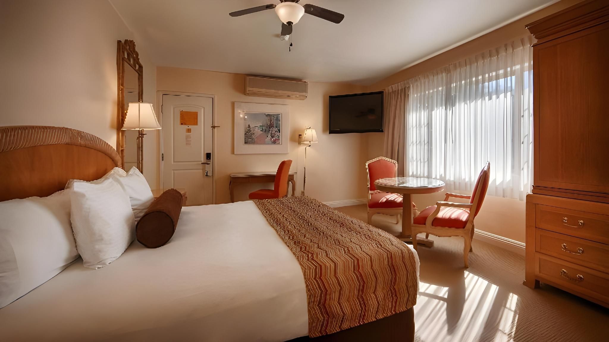 1 KING BED, Non-smoking, DELUXE FURNISHINGS, REFRIGERATOR, CONTINENTAL BREAKFAST