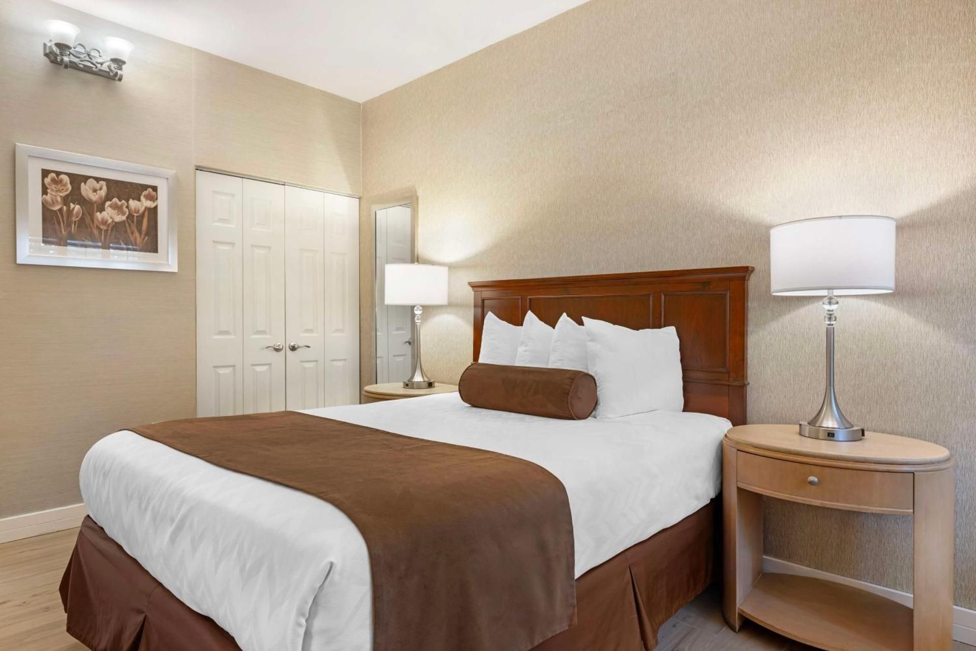 Queen Room with Roll-In Shower - Mobility Access/Communication Assistance