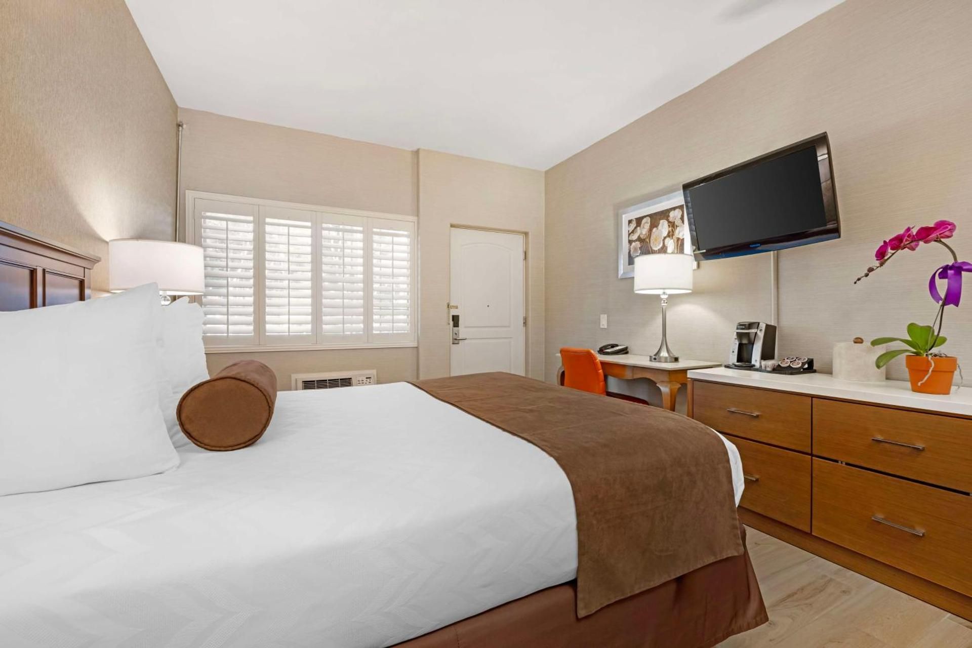 Queen Room with Roll-In Shower - Mobility Access/Communication Assistance