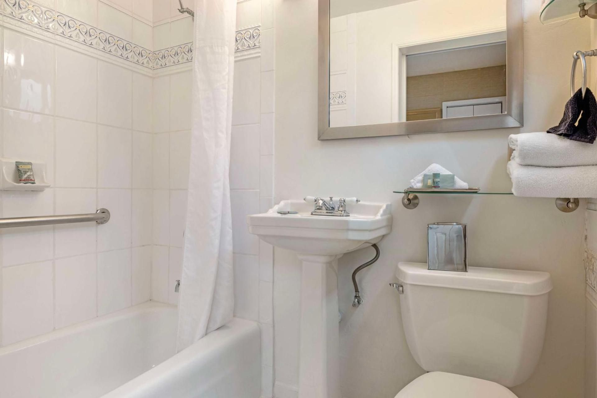 Accessibility - 1 Queen Bed, Bathtub, Nonsmoking