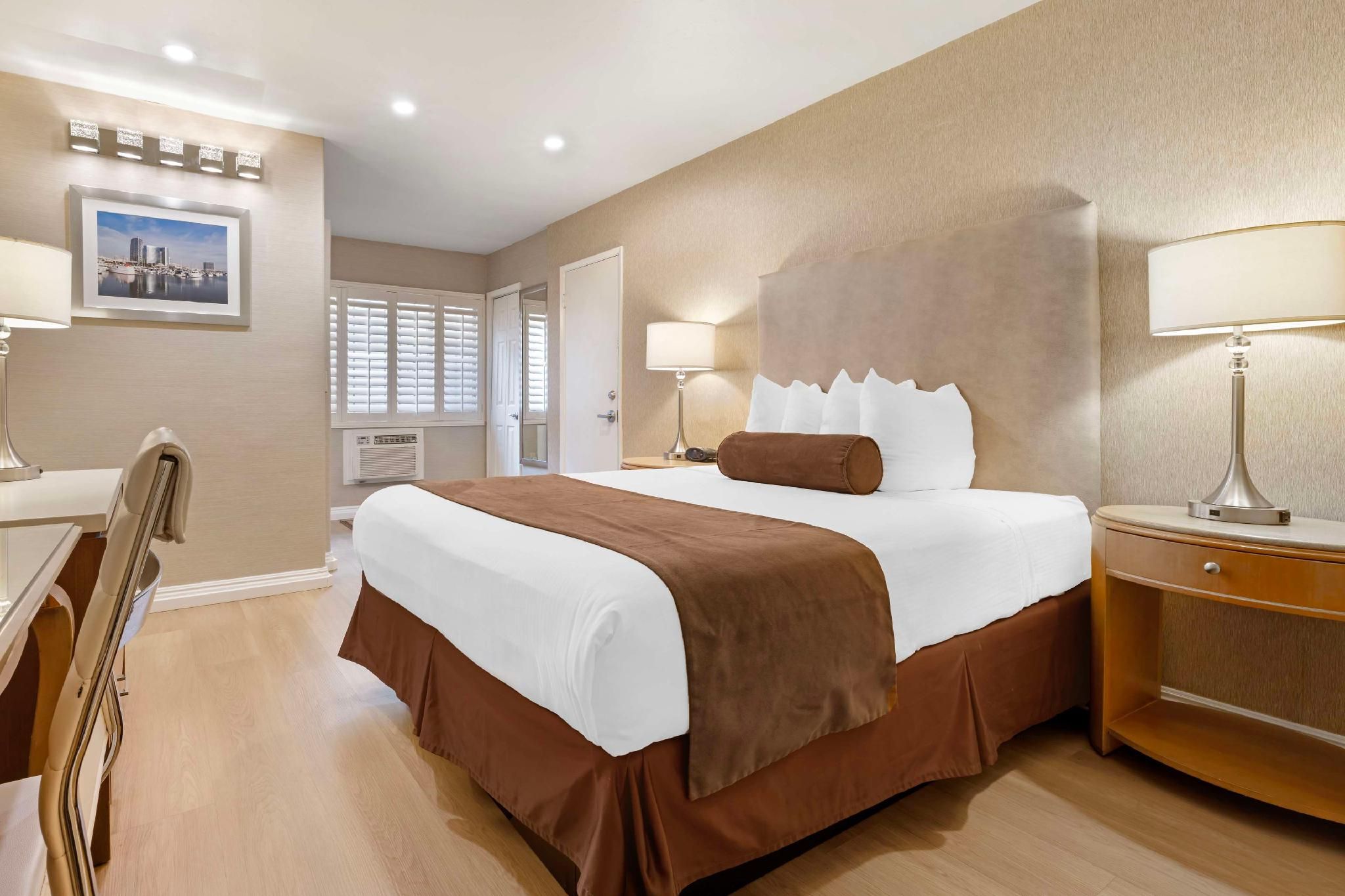 Accessibility - 1 Queen Bed, Bathtub, Nonsmoking