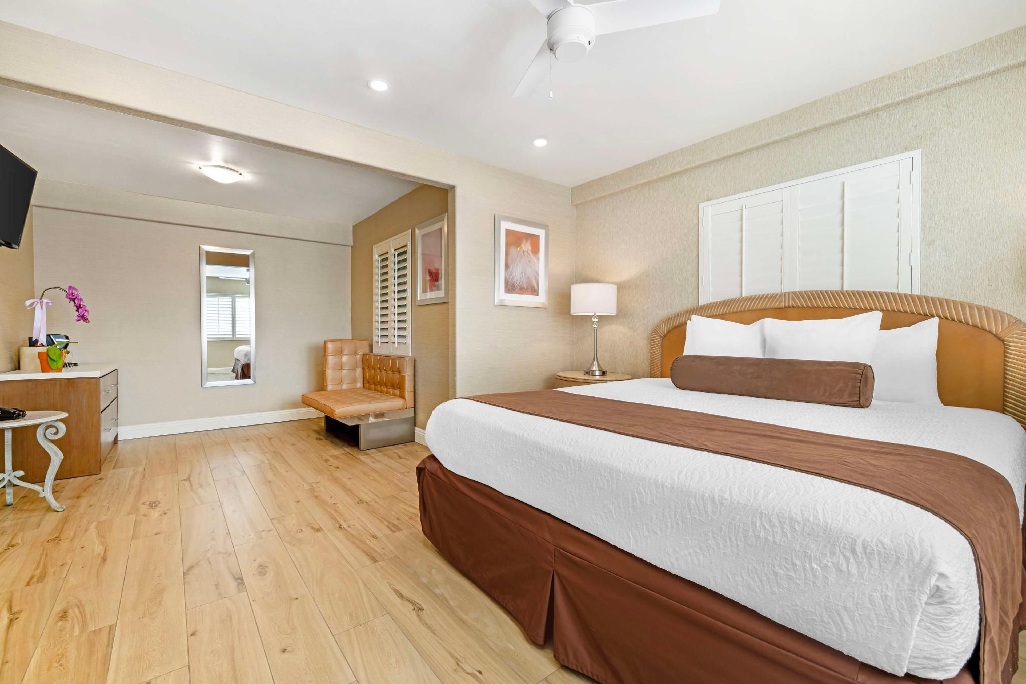 1 KING BED, Non-smoking, DELUXE FURNISHINGS, REFRIGERATOR, CONTINENTAL BREAKFAST