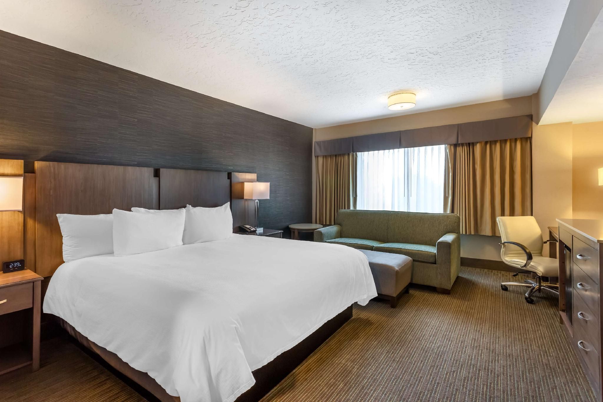 Best Western Plus Cotton Tree Inn 1 King Bed, Nonsmoking, Sofa