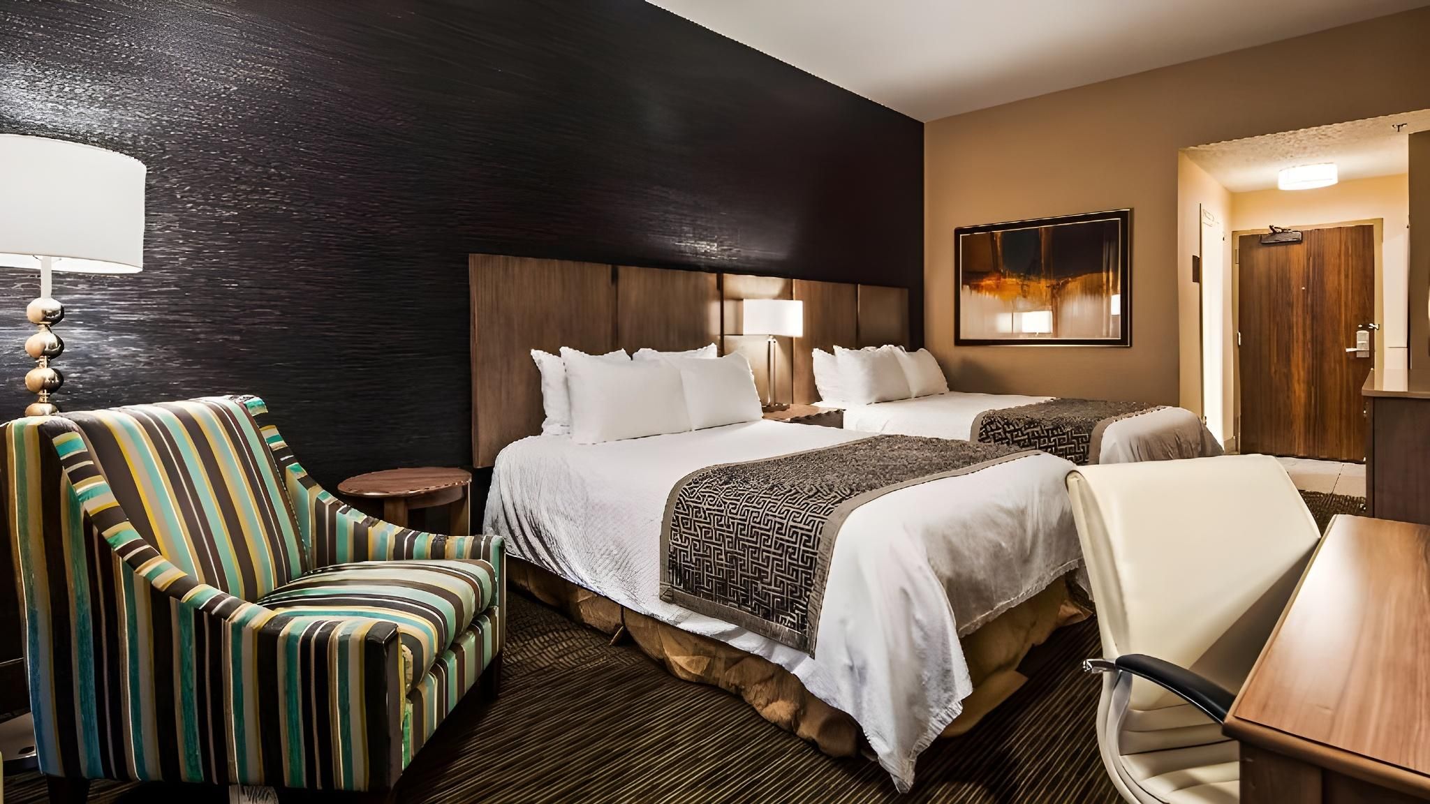 2 Queen Beds, Nonsmoking, Lounge Chair