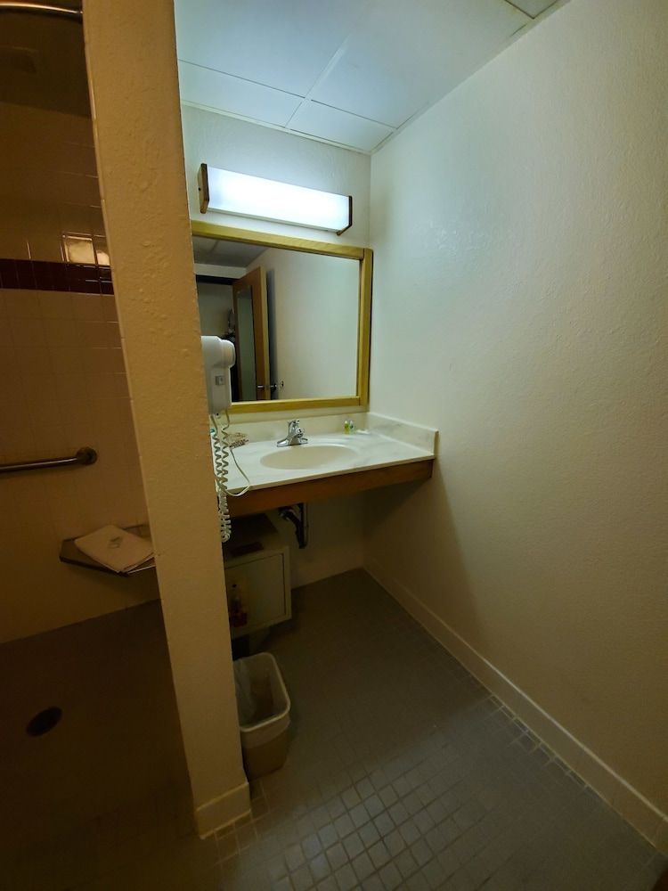 Boarders Inn & Suites by Cobblestone Hotels - Ripon Room, 1 Queen Bed, Accessible, Non Smoking 6