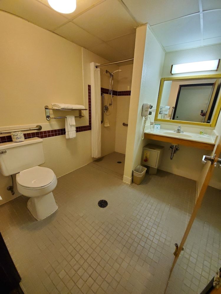 Boarders Inn & Suites by Cobblestone Hotels - Ripon Room, 1 Queen Bed, Accessible, Non Smoking 7