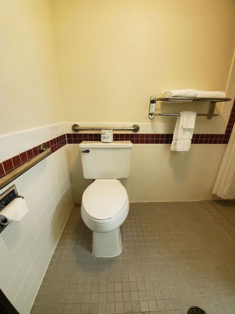 Boarders Inn & Suites by Cobblestone Hotels - Ripon Room, 1 Queen Bed, Accessible, Non Smoking 4