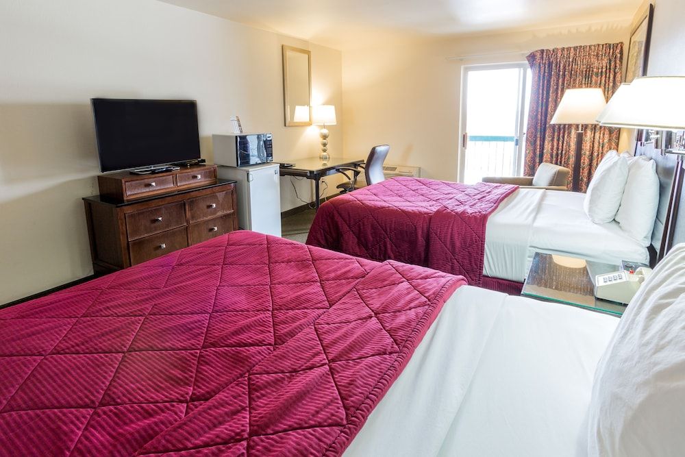 Cedars Inn Signature Room, 2 Queen Beds, Balcony, Mountain View (Not Pet Friendly) 4