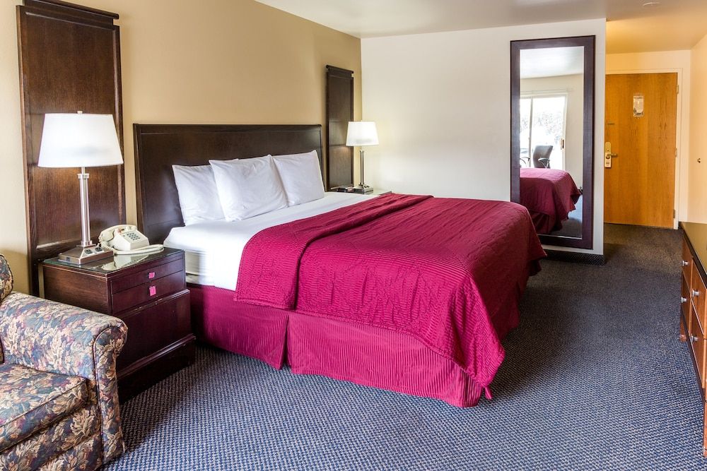 Cedars Inn Signature Room, 1 King Bed with Sofa bed, Balcony, Mountain View ( Not Pet Friendly) 3