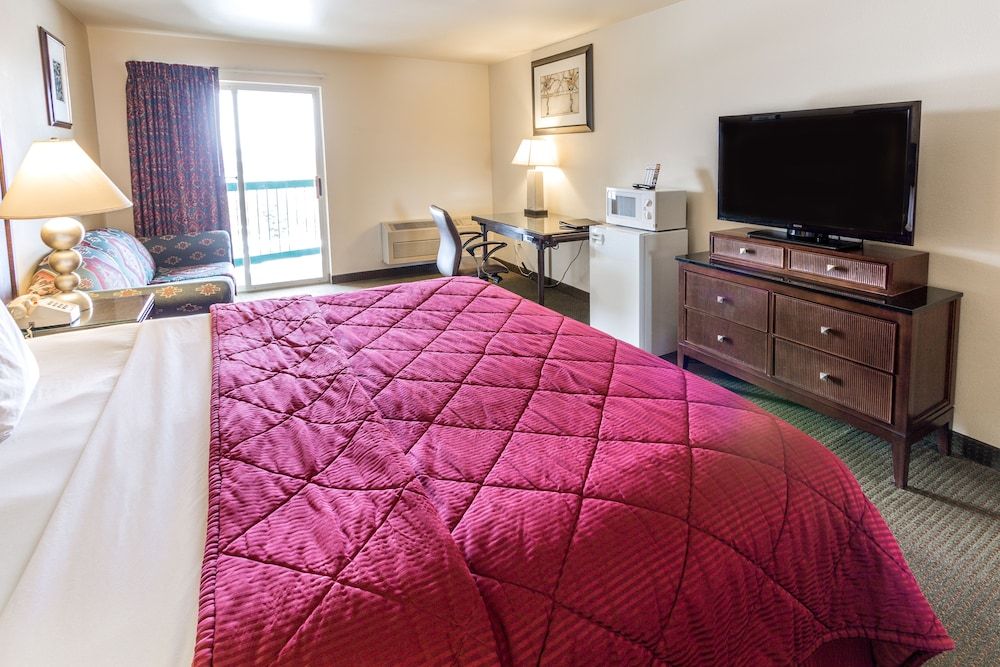 Cedars Inn Signature Room, 1 King Bed with Sofa bed, Balcony, Mountain View ( Not Pet Friendly) 2