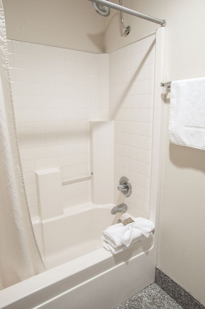 Cedars Inn Signature Room, 2 Queen Beds, Balcony, Mountain View (Not Pet Friendly) 7