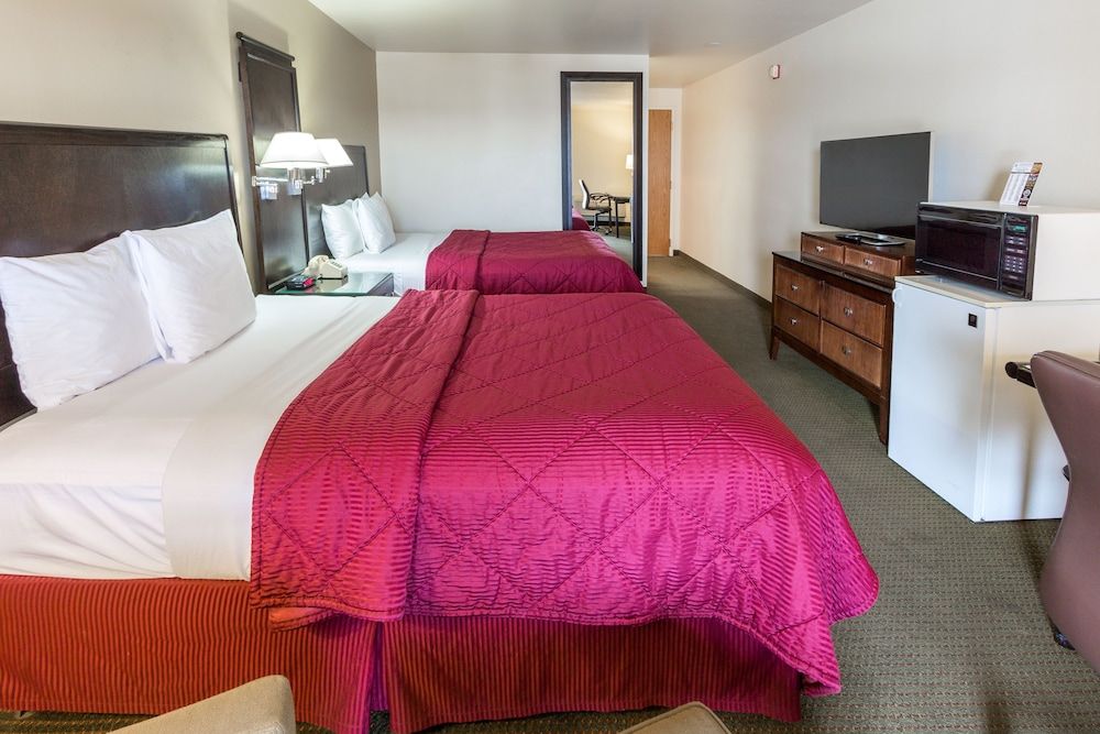 Cedars Inn Signature Room, 2 Queen Beds, Balcony, Mountain View (Not Pet Friendly) 3