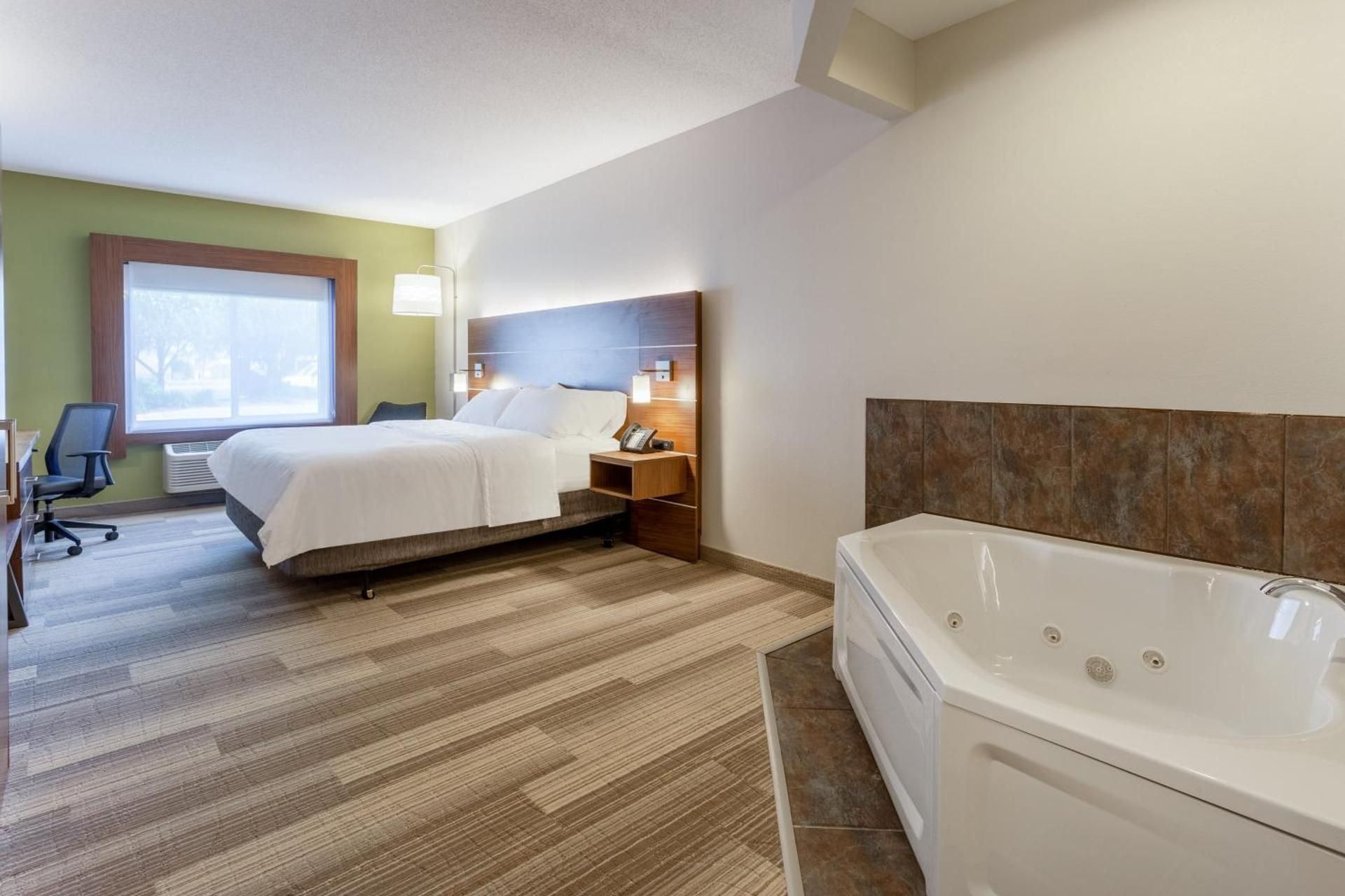 1 King Suite Jetted Tub