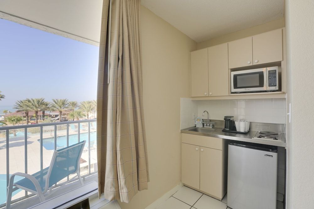 The Beachview Inn Clearwater Beach Deluxe Room, 1 King Bed 2