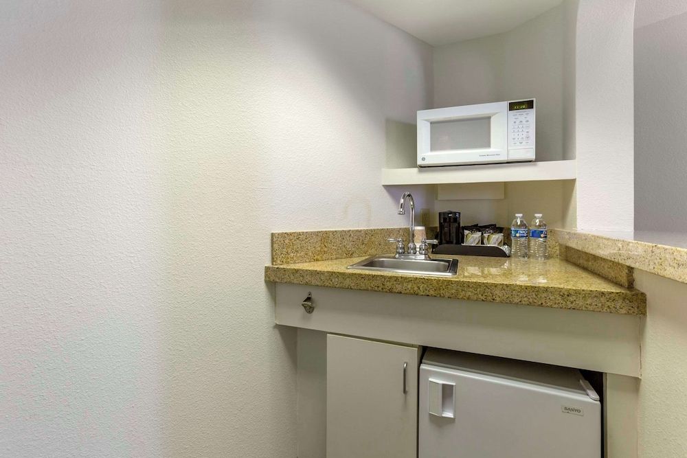Windmill Suites Surprise - Phoenix, an Ascend Collection Hotel Suite, 1 King Bed, Living Room, Wet Bar, Non-Smoking 10