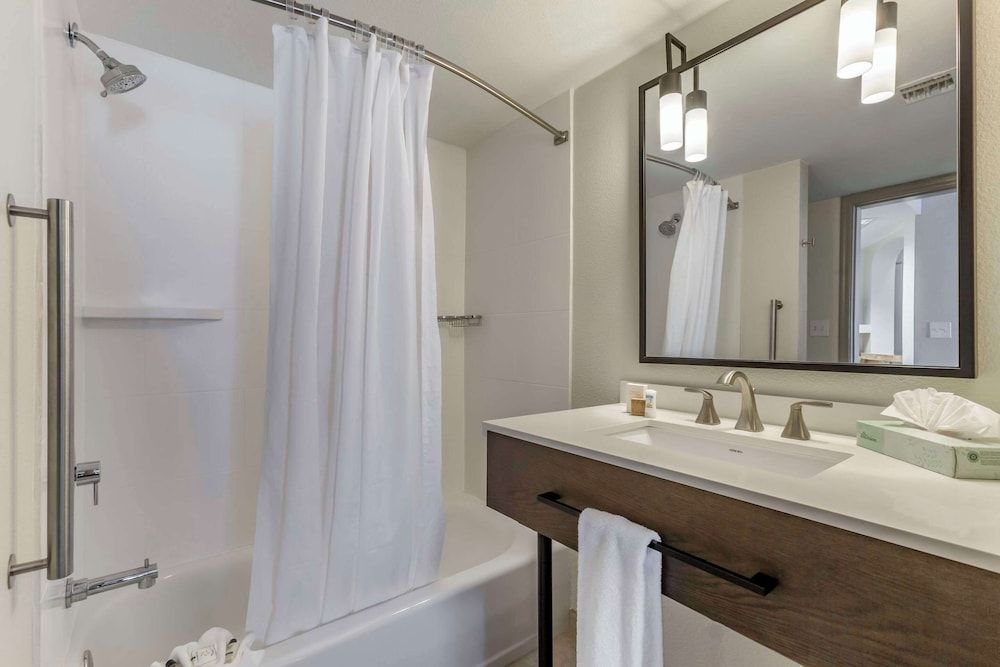 Windmill Suites Surprise - Phoenix, an Ascend Collection Hotel Suite, 1 King Bed, Living Room, Wet Bar, Non-Smoking 7