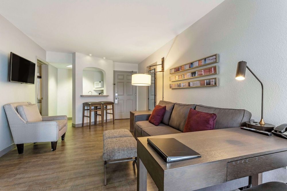 Windmill Suites Surprise - Phoenix, an Ascend Collection Hotel Suite, 1 King Bed, Living Room, Wet Bar, Non-Smoking 9