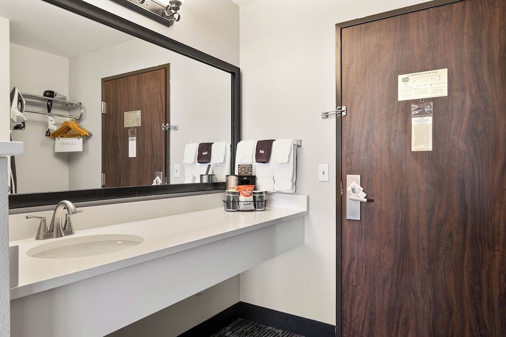 Kelly Inn Billings Montana Deluxe Room, 1 King Bed (King w/Jetted Bathtub) 3