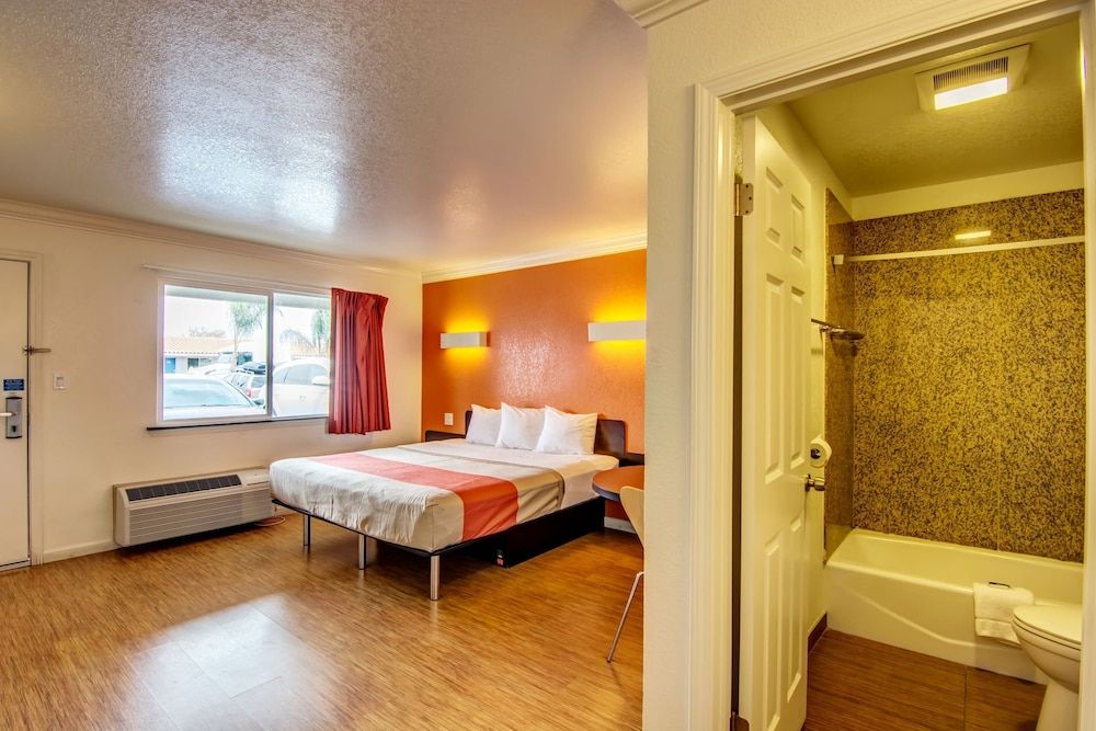 Motel 6 Manteca, CA Deluxe Room, 1 King Bed, Non Smoking, Refrigerator & Microwave 2