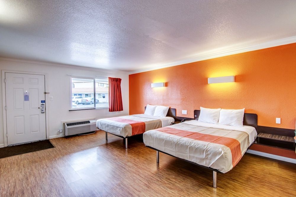 Motel 6 Manteca, CA Standard Room, 2 Queen Beds, Smoking 2
