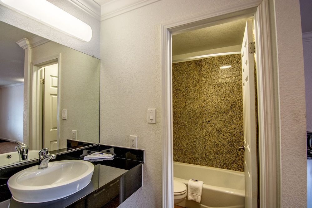 Motel 6 Manteca, CA Standard Room, 2 Queen Beds, Smoking 6