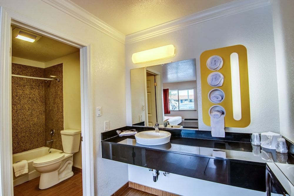 Motel 6 Manteca, CA Standard Room, 2 Queen Beds, Smoking 8